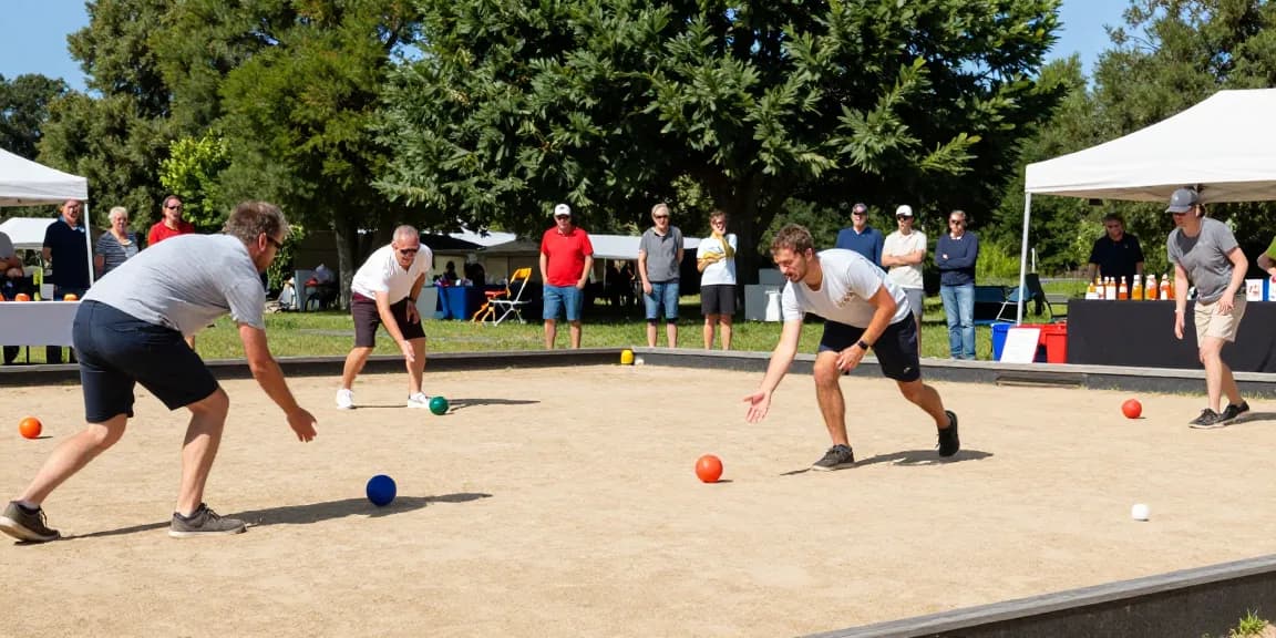 Pertandingan petanque di fopikotaparepare.org dengan para pemain fokus dan penonton bersemangat.